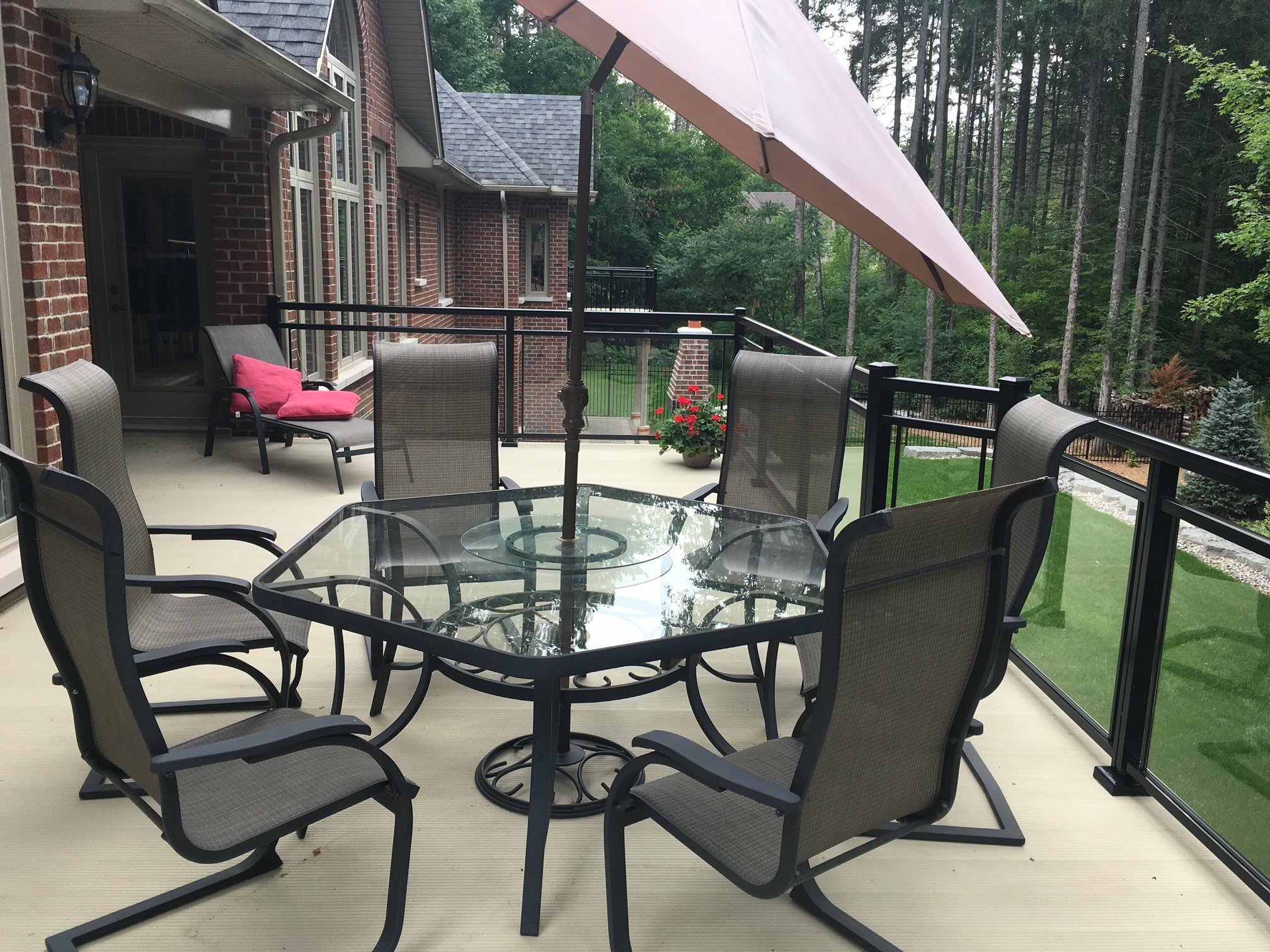 Aluminum glass railing around a deck with patio dining set